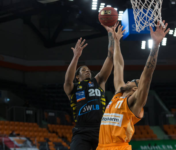 队合作中发 队合作中发